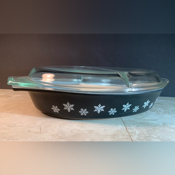 Vintage Pyrex ‘Snowflake’ pattern black #043 2 piece divided casserole set - Picture 1 of 13
